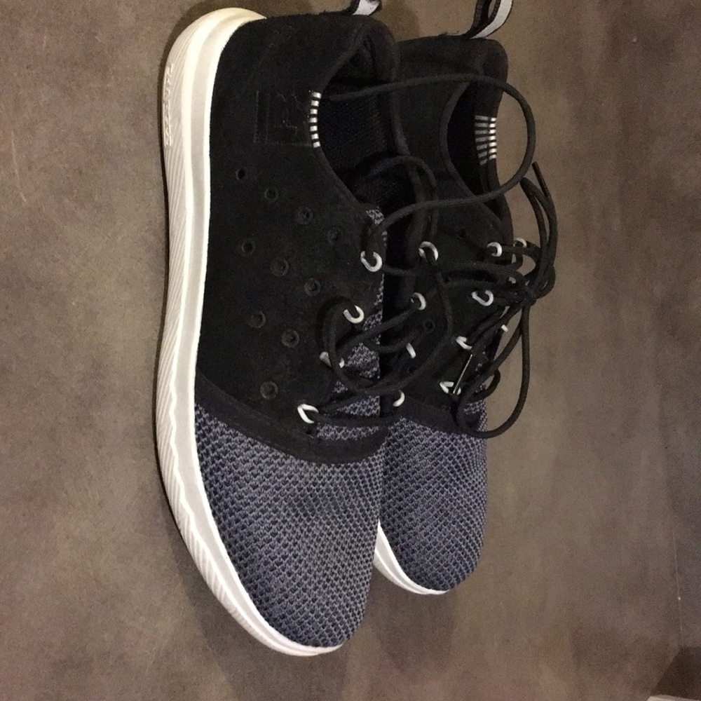 Woman’s Under Armour 8.5
